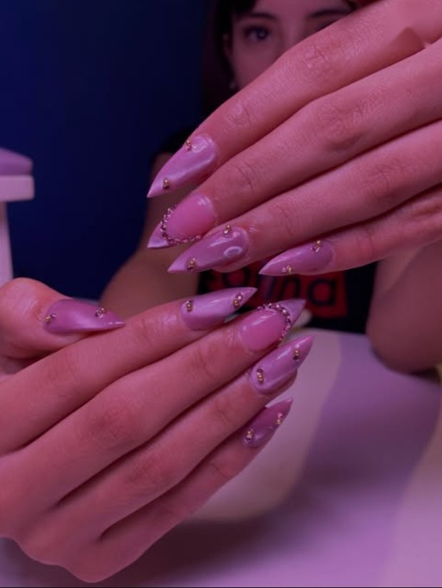 Uñas stiletto rosa cromado con strass