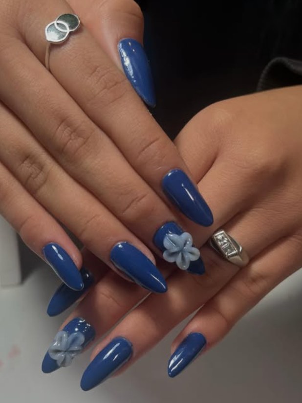 Azul intenso con flor 3D celeste