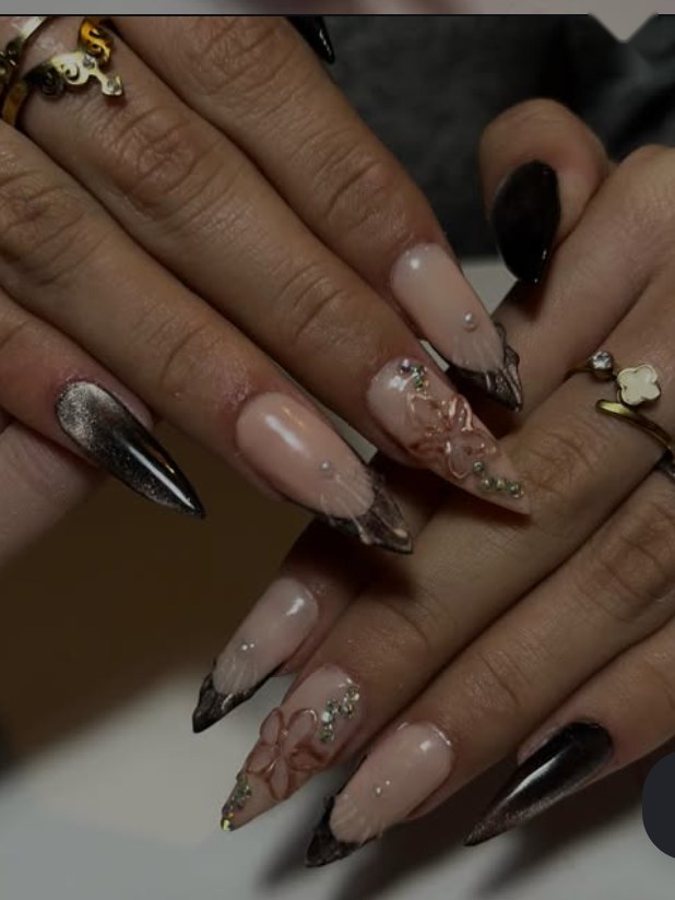 Nail art 3D con mariposas y strass sobre base nude